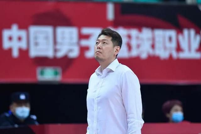美女被扒掉胸揉大乳挤奶